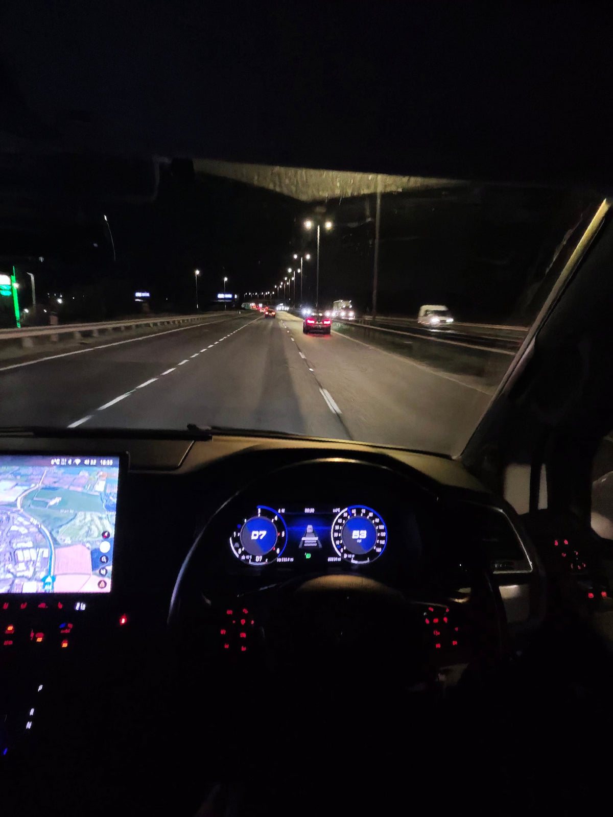 Night drive in a VW Transporter with the DUDU7 screen and DigiDash lit up