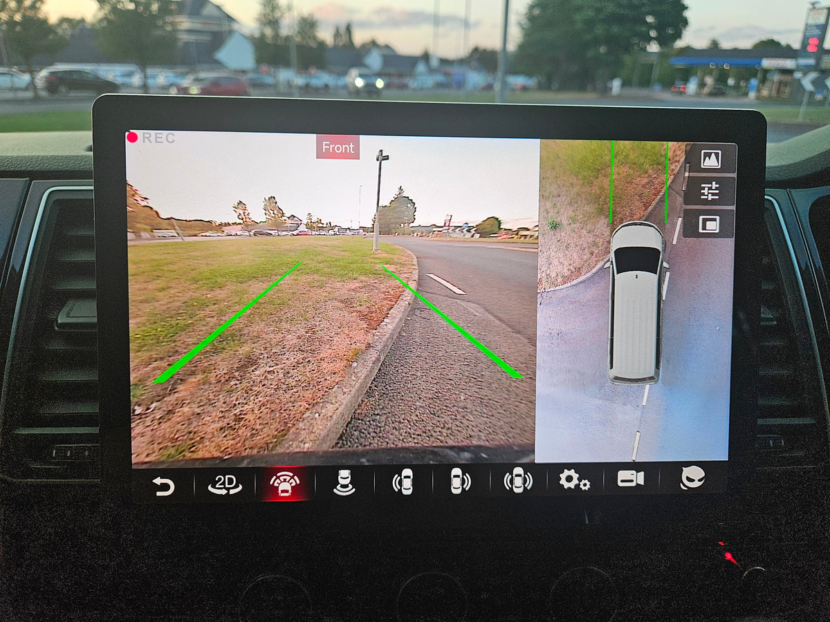 360 degree camera kit on the DUDU7 screen: reversing view with guide lines and a bird's-eye view of the van